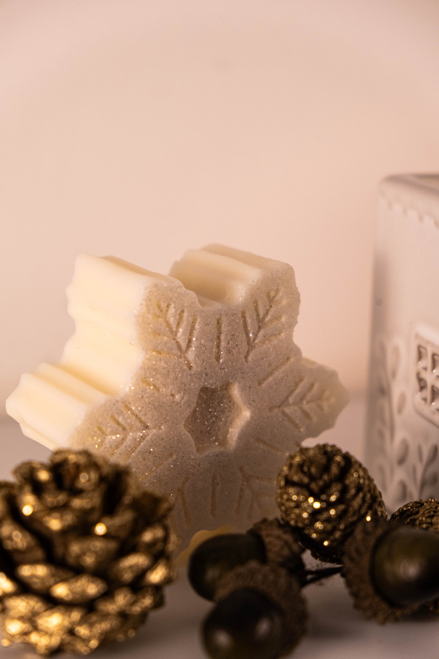 Winter wonderland snowflake wax melts large - white and sparkling silver, white and shimmering gold - 4 pack