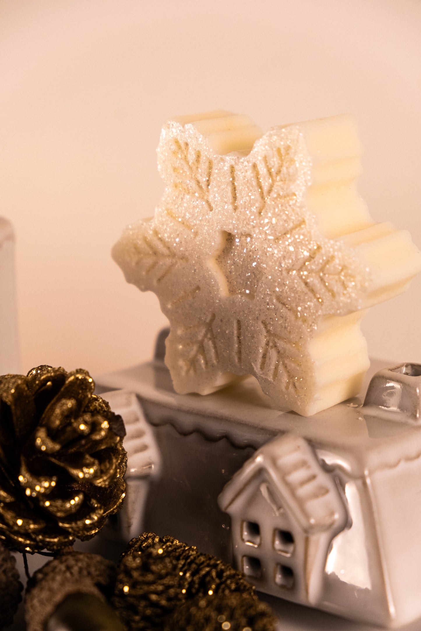 Winter wonderland snowflake wax melts large - white and sparkling silver, white and shimmering gold - 4 pack